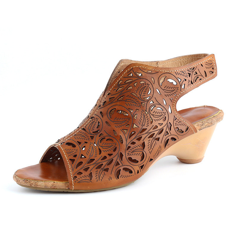 Vintage women’s hollow sandals with pointed toe and floral leather stitching. Ethnic style with Velcro closure.