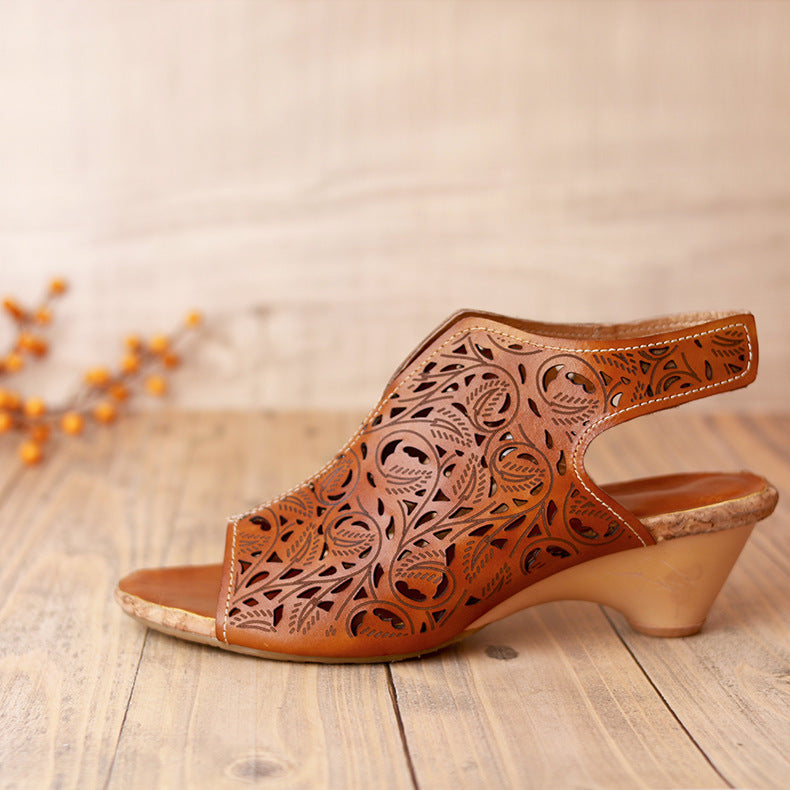 Vintage women’s hollow sandals with pointed toe and floral leather stitching. Ethnic style with Velcro closure.