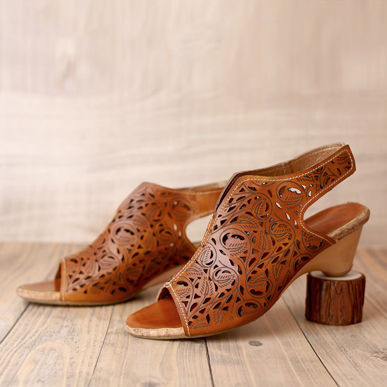 Vintage women’s hollow sandals with pointed toe and floral leather stitching. Ethnic style with Velcro closure.
