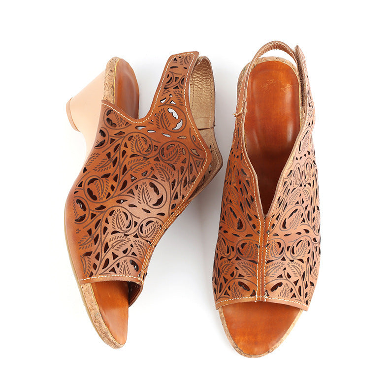 Vintage women’s hollow sandals with pointed toe and floral leather stitching. Ethnic style with Velcro closure.

