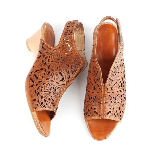 Vintage women’s hollow sandals with pointed toe and floral leather stitching. Ethnic style with Velcro closure.
