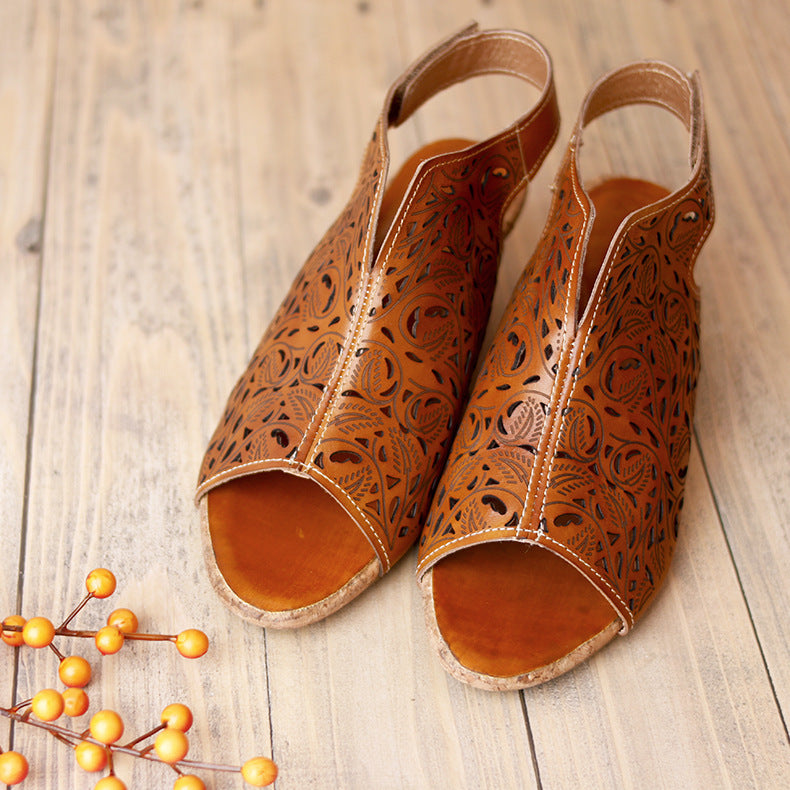 Vintage women’s hollow sandals with pointed toe and floral leather stitching. Ethnic style with Velcro closure.
