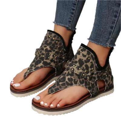 Sandalias casuales para mujer: estilo tira con estampado de vaca y detalle de tachuelas