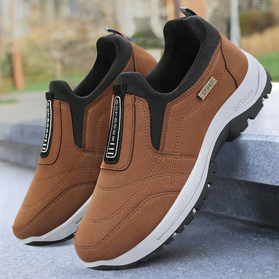 Zapatillas de cuero de gamuza sintética. Estilo, comodidad y durabilidad en un solo modelo.